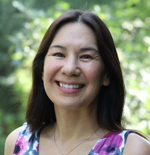 Therapist Naomi Greenstone standing outdoors wearing a floral top